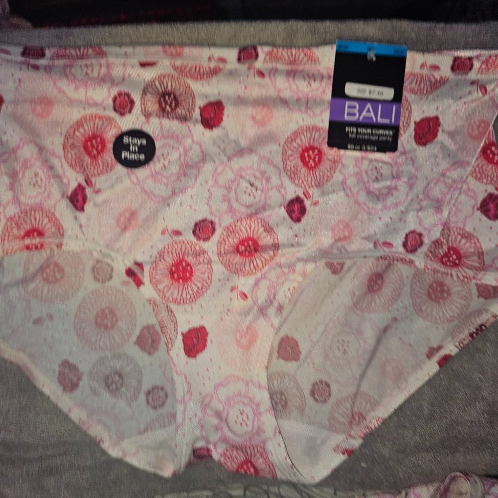 NWT Bali 2XL/9 Pink Flowers, Fits Your Curves Brief Full Coverage Panty.